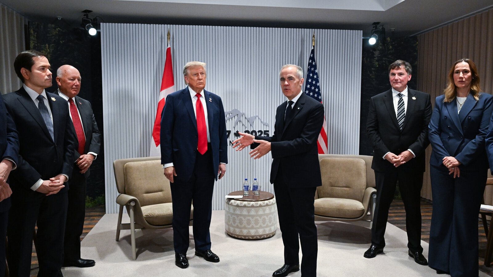 Flattery Or Discipline The Difficult Task Of Managing Trump The New York Times