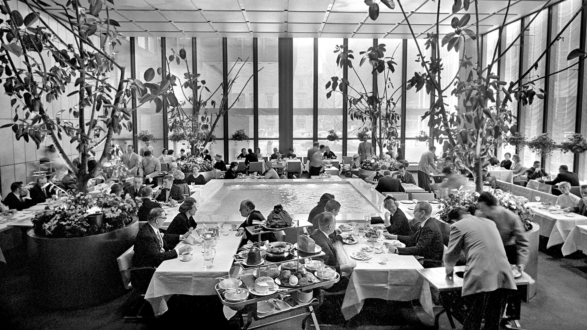 Four Seasons Lunch Spot For Manhattan s Prime Movers Moves On The New York Times