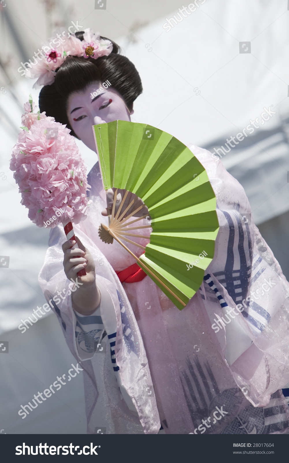 Los Angeles April 5 Performer Kimono Stock Photo 28017604 Shutterstock
