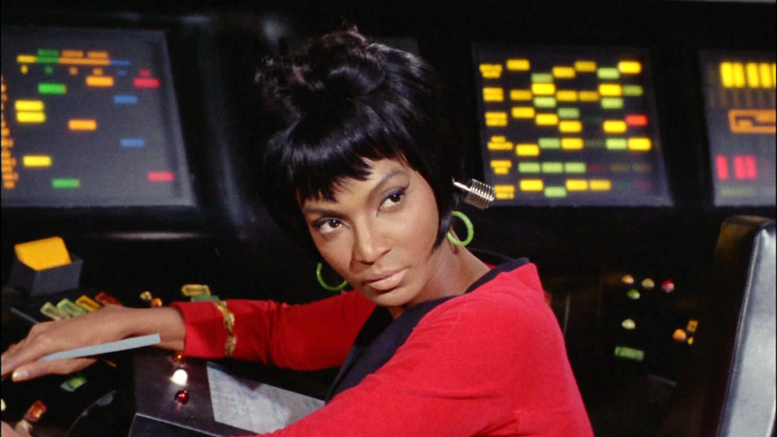 Nichelle Nichols Lieutenant Uhura On Star Trek Dies At 89 The New York Times