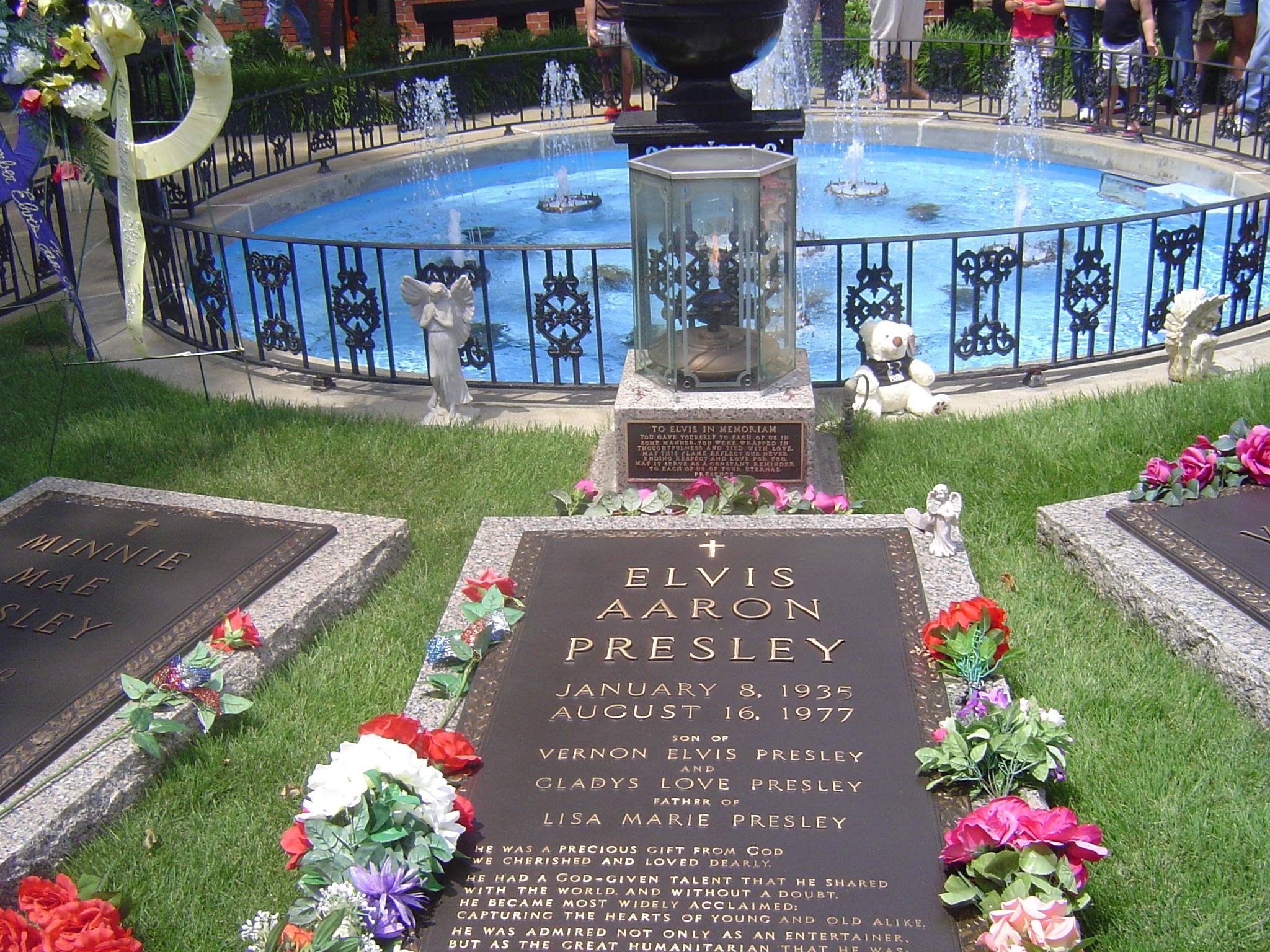 Photo Of Elvis Presley s Tombstone Why Is His Middle Name Misspelled Steemit
