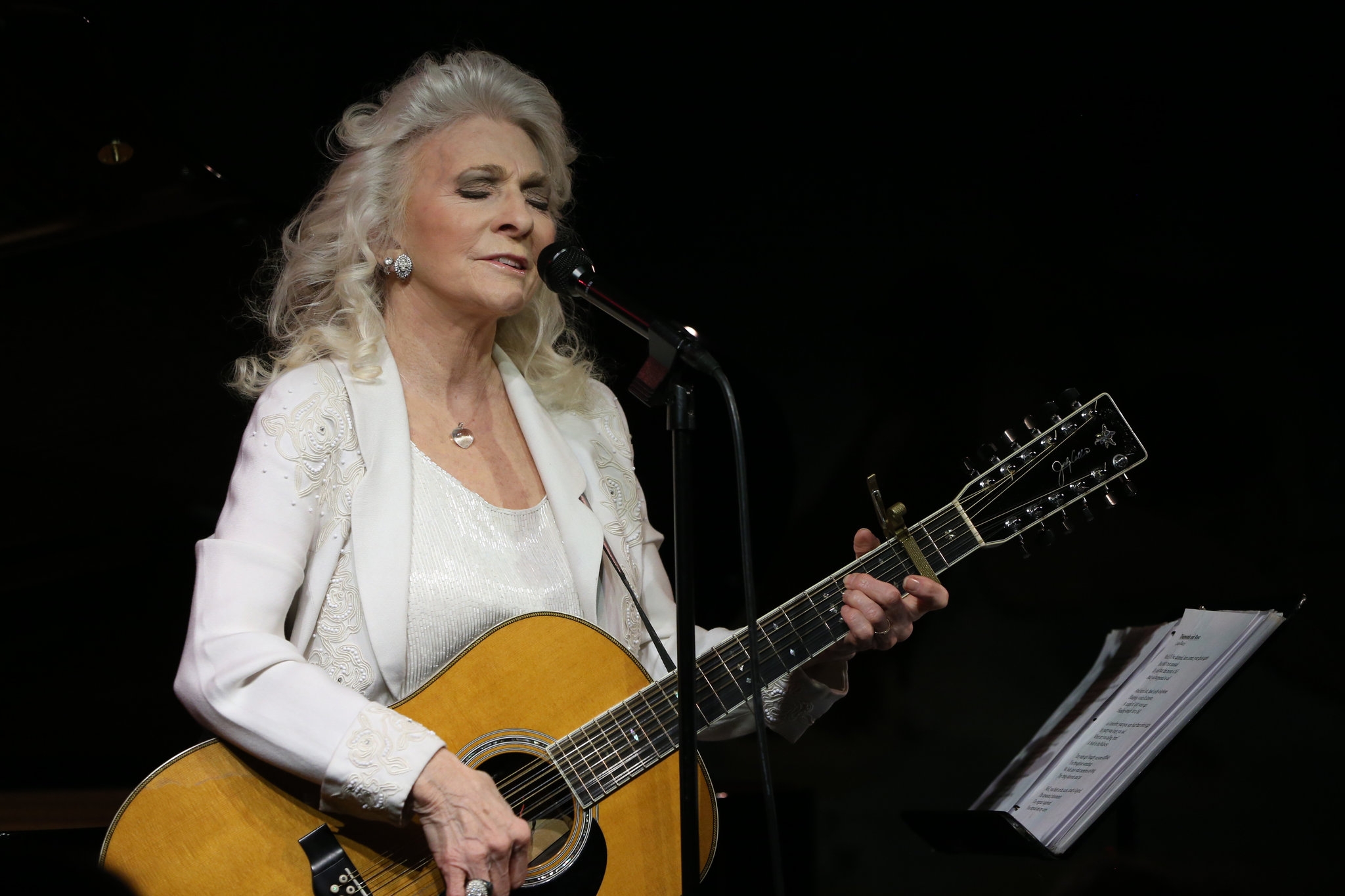 Review Judy Collins Performs At Cafe Carlyle The New York Times